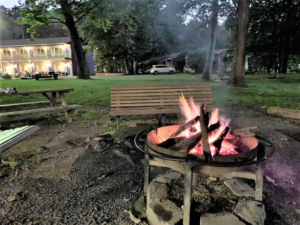 Meadowlark Motel With Restaurant & Bar Маґґі-Валлі Екстер'єр фото