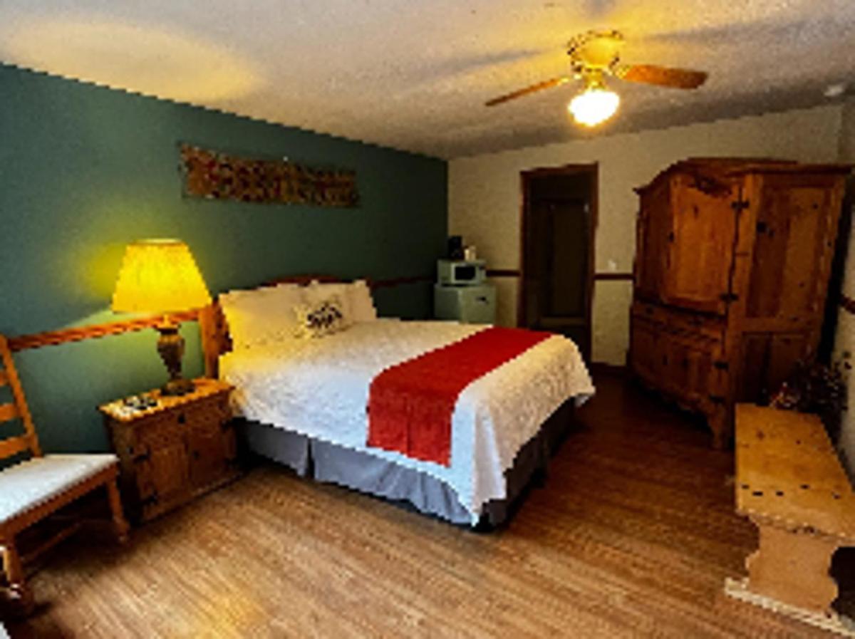 Meadowlark Motel With Restaurant & Bar Маґґі-Валлі Екстер'єр фото